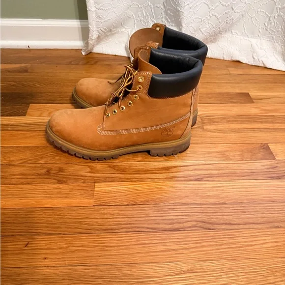 Timberland Tan Leather Boots with Black Collar - Picture 3 of 3